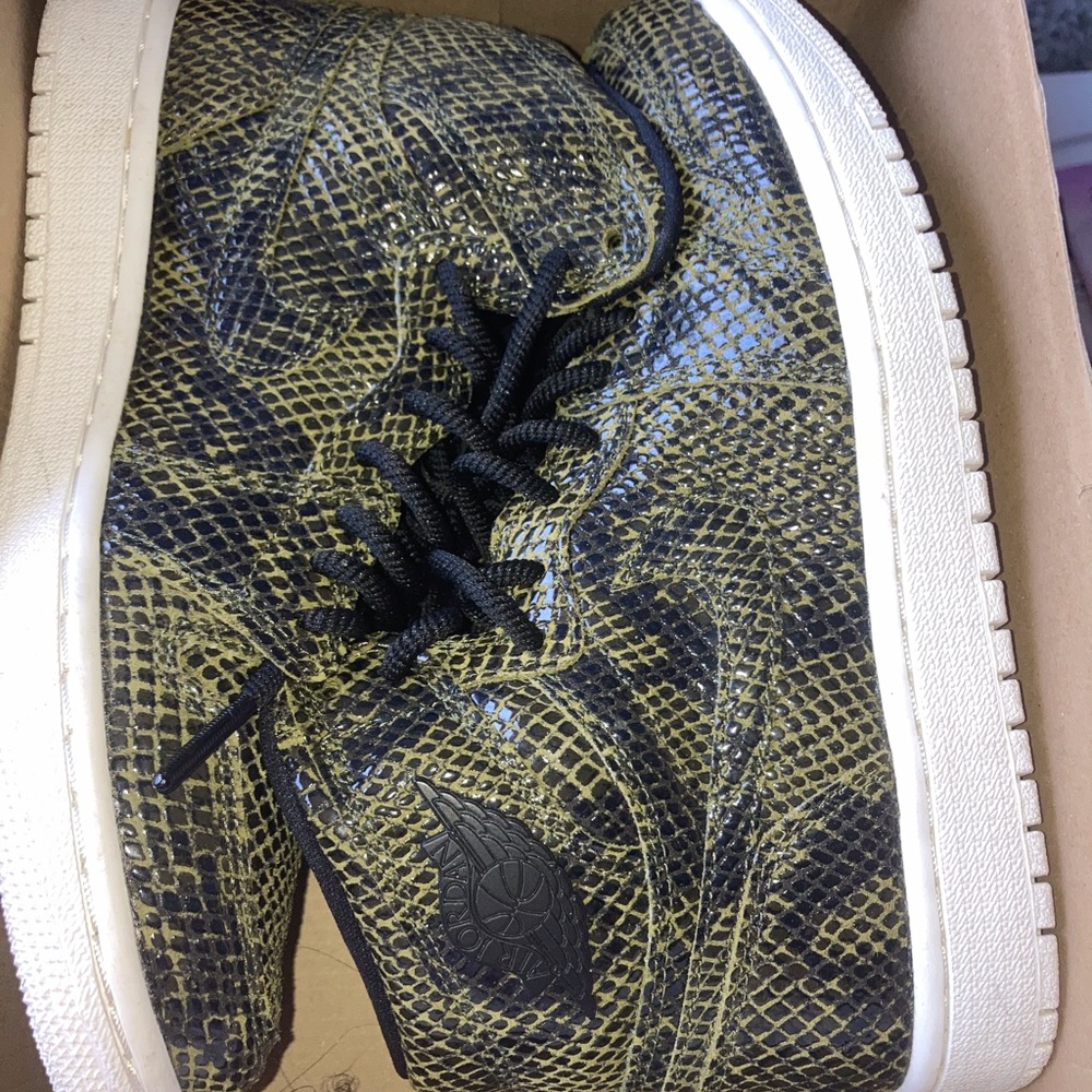 WOMENS AIR JORDAN 1 RET HIPREM